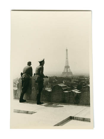 Deutsche Soldaten in Paris blicken vom Arc de Triomphe auf den Eiffelturm, Frankreich 1940; Privatbesitz Achim Gerloff, Wiesbaden 