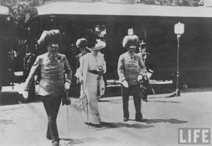 Ankunft des Thronfolgerpaars am Bahnhof von Sarajevo am 28. Juni 1914 – 100 Minuten vor dem Attentat von Sarajevo