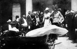 Das Thronfolgerpaar beim Verlassen des Rathauses, wenige Minuten vor dem Attentat von Sarajevo, um kurz vor 11:00 Uhr