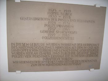 Belanglose und versteckte Gedenktafel im alten Gestapohaus