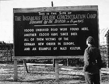 Gedenkschild im ehemaligen Lager Bergen-Belsen 