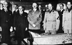Die Unterzeichner des Münchner Abkommens v.l. britischer Außenminister Arthur Neville Chamberlain, französischer Außenminister Édouard Daladier, Hitler und  Benito Mussolini.