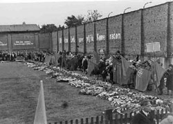 Gedenkfeier an der ehemaligen Lagermauer von Ravensbrück, 1950