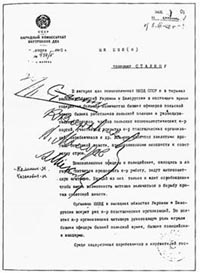 Innenminister Lavrentij Berija empfiehlt bereits am 5. März 1940 „dem Genossen Stalin“ in einem Brief 14.700 polnische Offiziere und 11.000 „Mitglieder von verschiedenen konterrevolutionären Gruppen“ zu erschießen.
