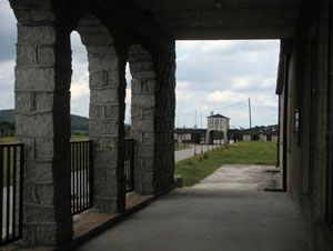 Die SS-Kantine (Vordergrund) und das Lagertor gehören zu den wenigen erhaltenen Gebäuden auf dem Gebiet des ehemaligen Konzentrationslagers Groß-Rosen. Heute befinden sich hier Ausstellungsräume. 