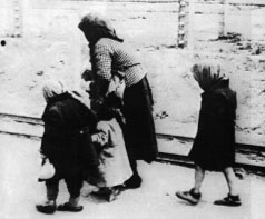Kinder in einem unbekannten Konzentrationslager. 