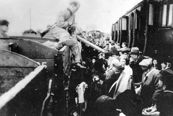 Ankunft von Deportierten im Vernichtungslager Sobibor. Undatierte Aufnahme. Quelle: Gedenkstätte Haus der Wannsee-Konferenz.