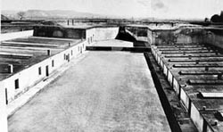 Blick auf einen Teil des Lagerkomplexes mit Blick auf den Hof des Gestapogefängnisses in der 