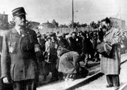 Jüdische Polizisten bei der Bewachung von Häftlingen