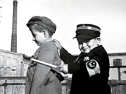 Zwei kleine Jungen spielen "Häftling" und "Ghettopolizist"..