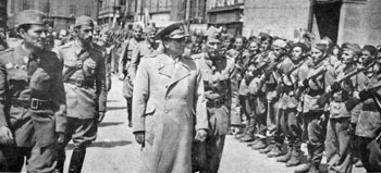 Tito inspiziert Einheiten der Jugoslawischen Armee
