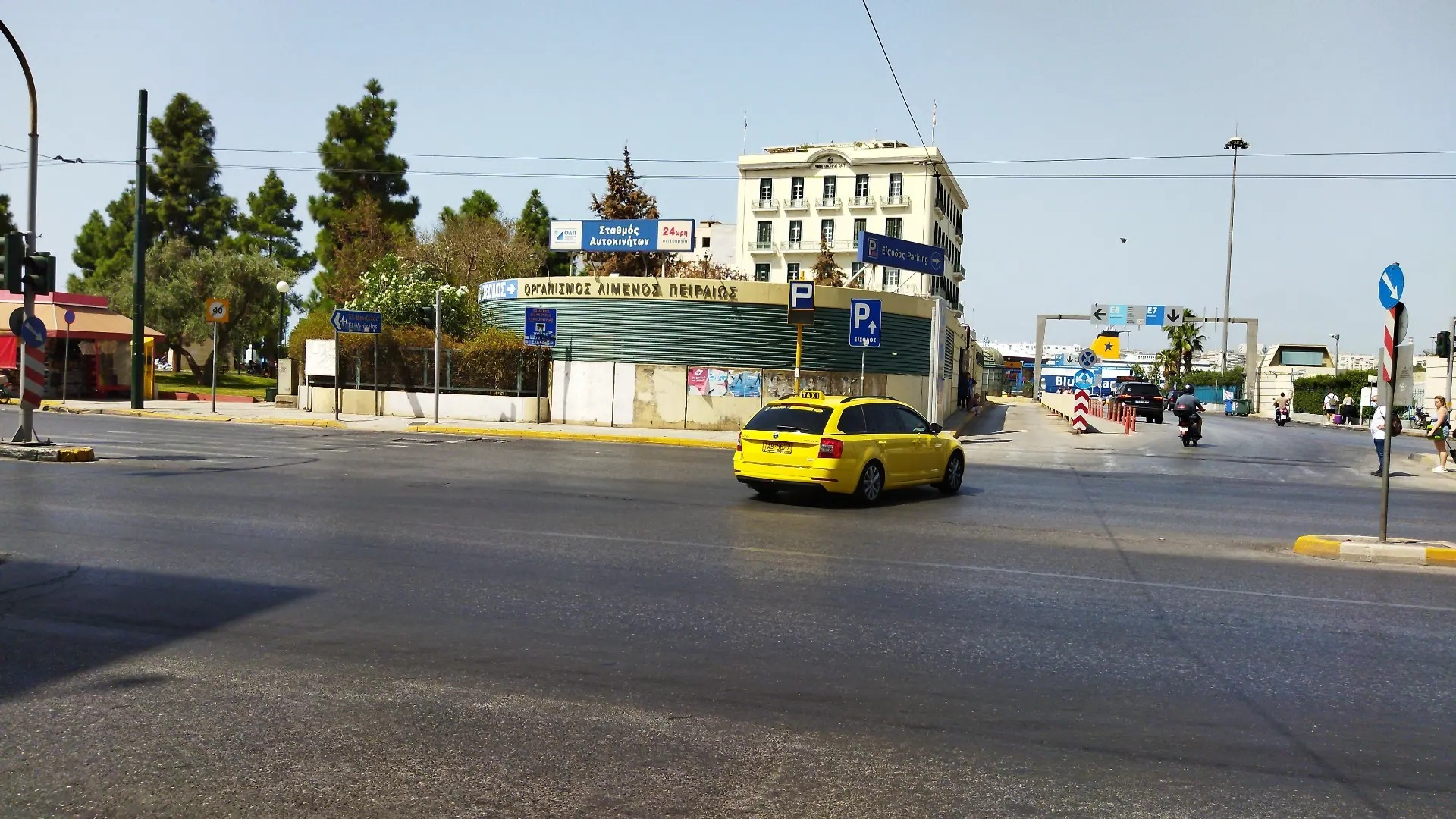 Straße mit Taxi und Zugangstor zum Hafen von Piräus im Jahr 2021