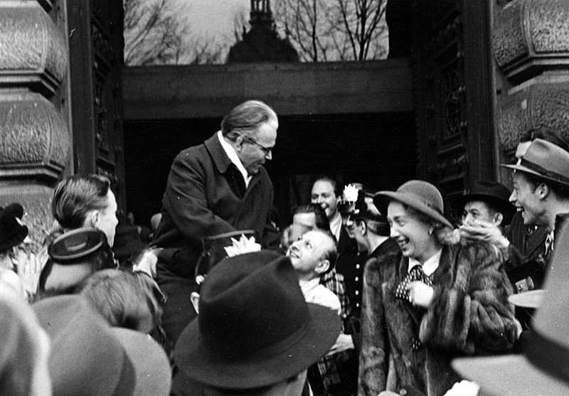 Anhänger tragen Veit Harlan nach seinem Freispruch in Hamburg 1949 auf den Schultern