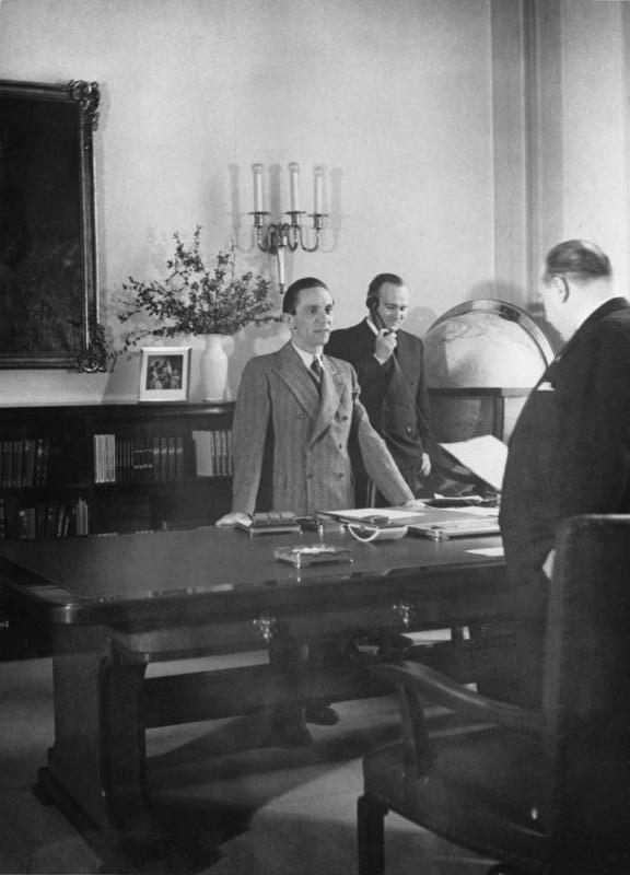 Joseph Goebbels und Walther Funk bei einer Besprechung; Karl Hanke steht im Hintergrund