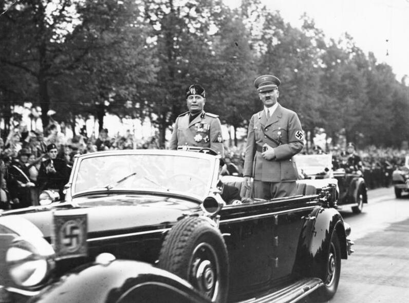 Adolf Hitler und Benito Mussolini beim Staatsbesuch in Berlin im September 1937