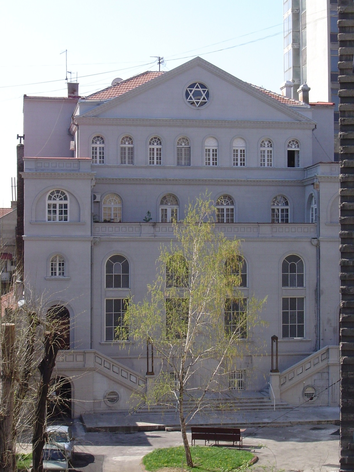 Fassade der Synagoge Sukkat Schalom in Belgrad mit Davidstern im Giebel