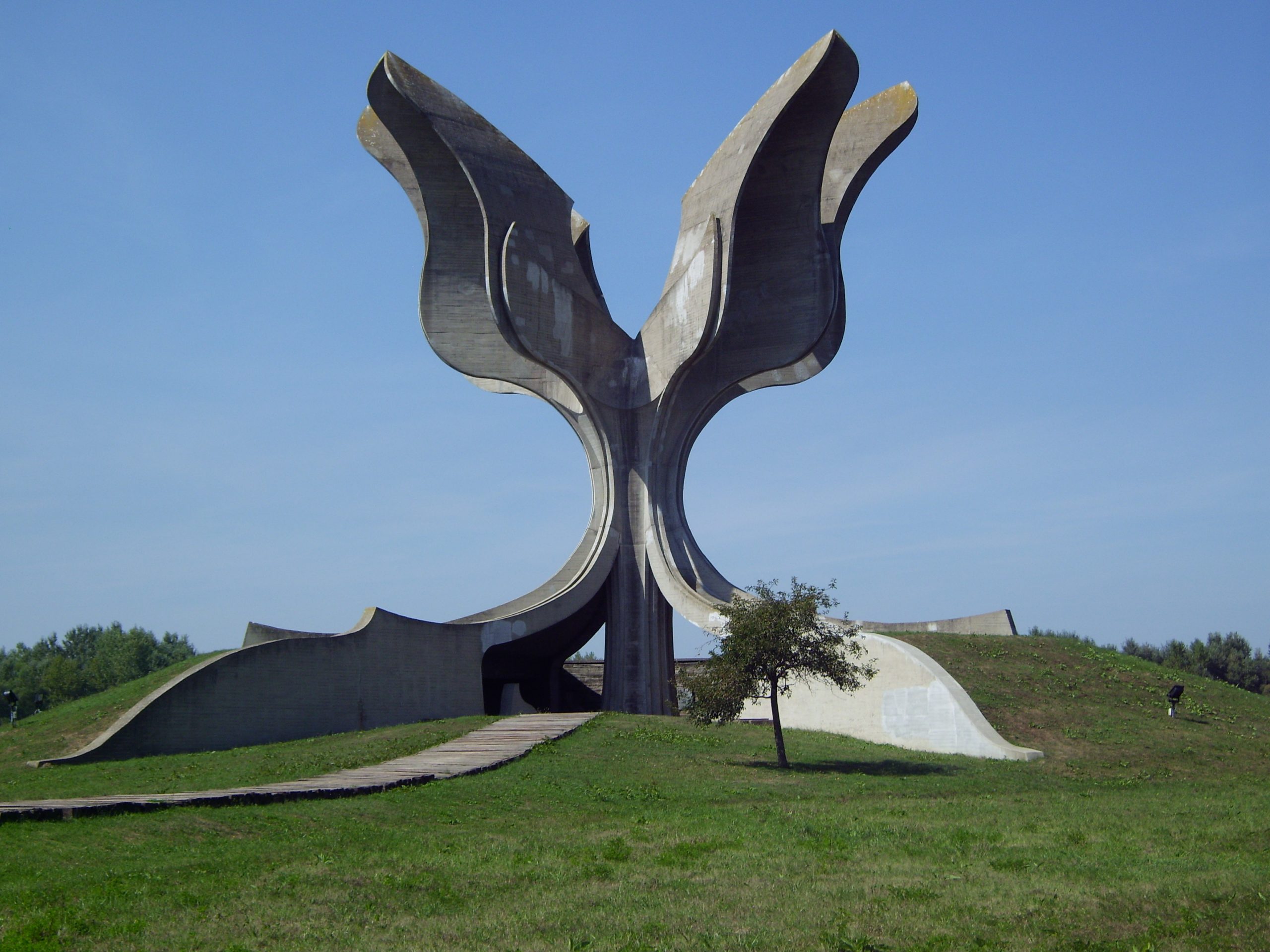 Seitliche Ansicht des großen betonernen Blumenmonuments in Jasenovac