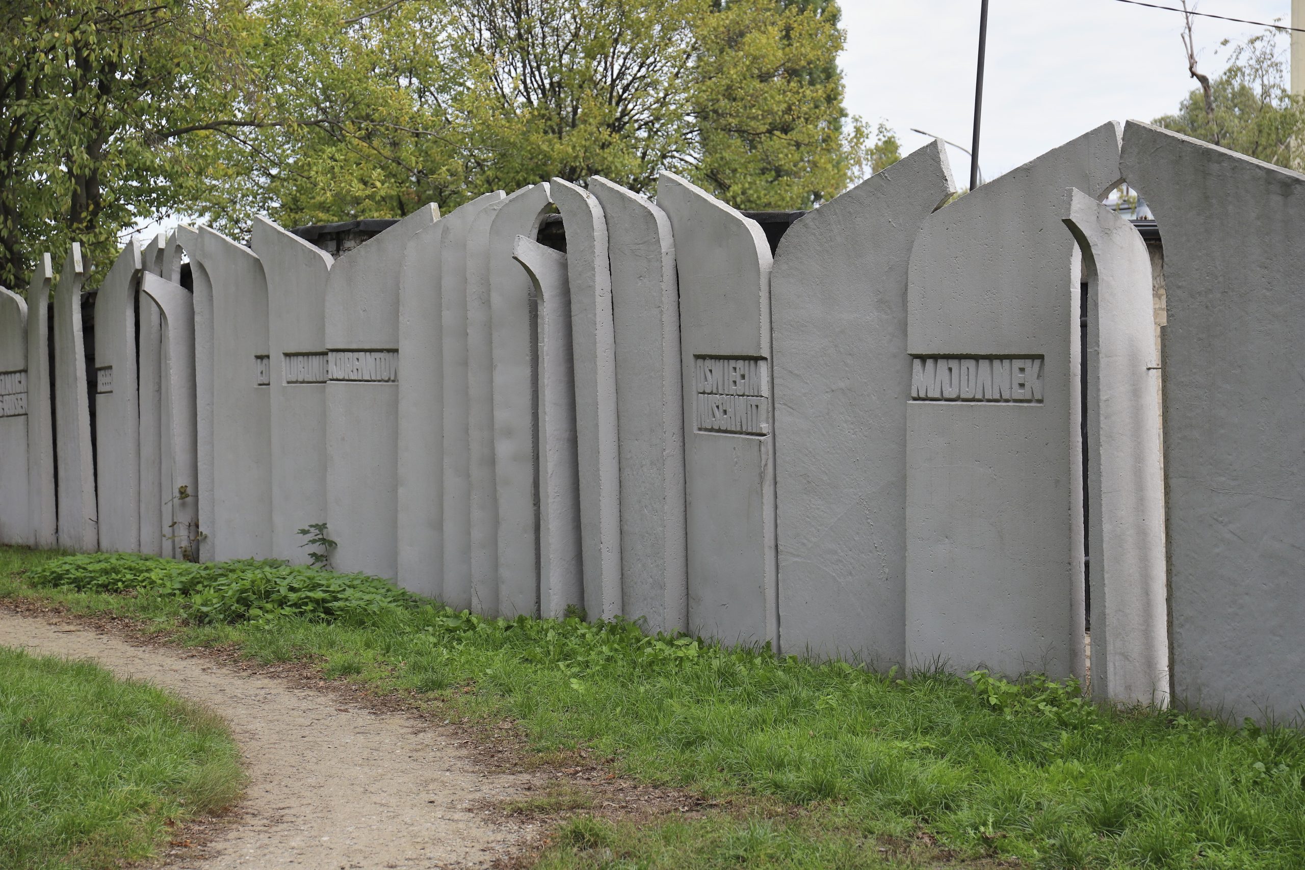Gedenkwand mit Namen von Lagern am Denkmal für die ermordeten Kinder in Łódź
