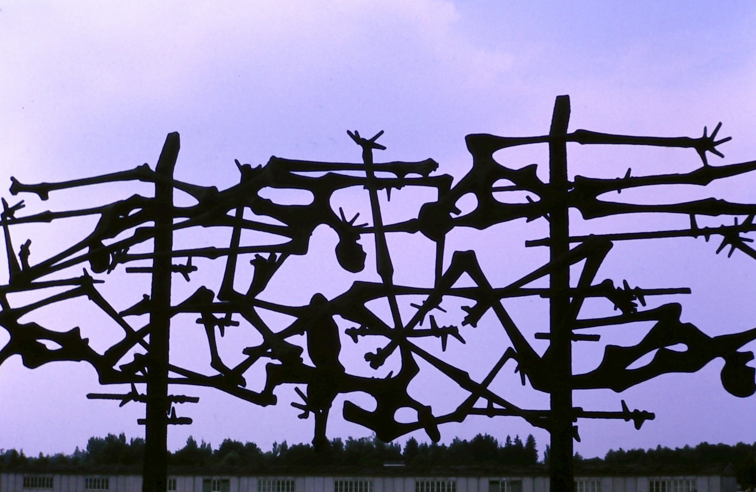 Bronzene Figuren des Internationalen Mahnmals von Nandor Glid in der KZ-Gedenkstätte Dachau
