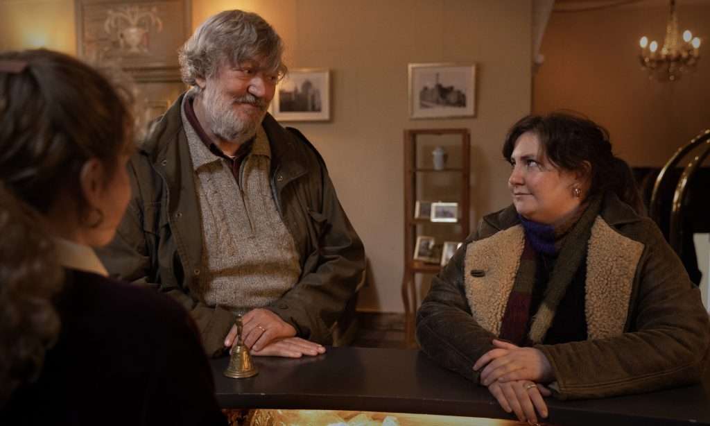 Treasure

Land: DEU, FRA 2024

Regie: Julia von Heinz

Bildbeschreibung: Stephen Fry, Lena Dunham

Sektion: Berlinale Special 2024

Datei: 202412299_1

© Anne Wilk