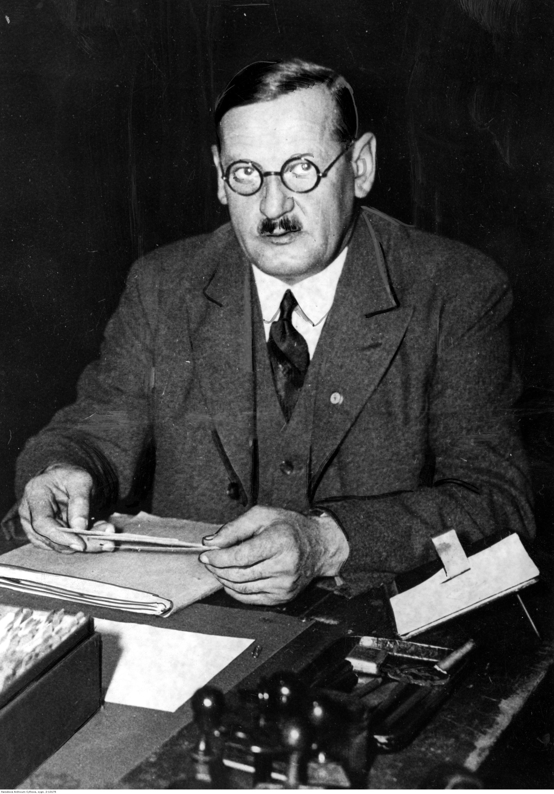 Anton Drexler sitzt an einem Schreibtisch, Aufnahme von 1920