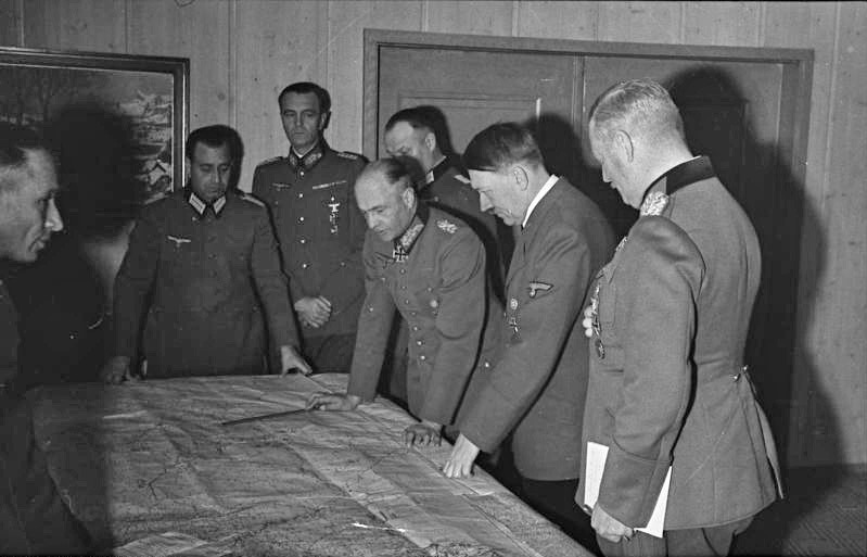 Das Heer der Wehrmacht. Sowjetunion-Nord. Lagebesprechung Oktober 1942, von rechts: Wilhelm Keitel, Adolf Hitler, Walther von Brauchitsch, Friedrich Paulus im OKW