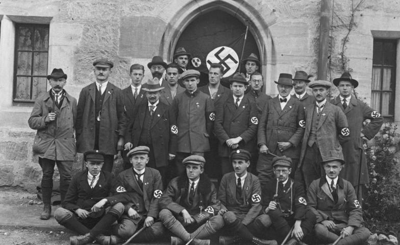 NSDAP: Nationalsozialistische Deutsche Arbeiterpartei. Politische Partei unter Adolf Hitler ab 1921, hervorgegangen aus der DAP (Deutschen Arbeiterpartei) 1920. Antisemitisch und prägend für die deutsche Geschichte.