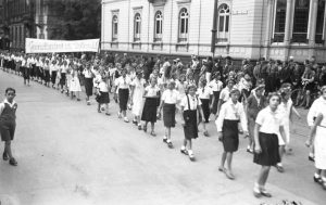 Bund Deutscher Mädel (BDM). Aufmarsch der Deutschen Jungmädel für die Erhaltung des deutschen Volkstums im „Grenzland“, Transparent „Grenzlandnot ist Volksnot“, Worms, 1933