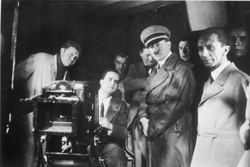 Adolf Hitler und Joseph Goebbels bei der Besichtigung der UFA-Ateliers 1935