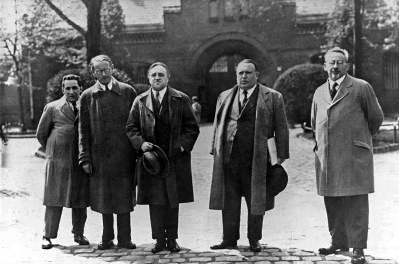 Vor der Strafanstalt in Berlin-Tegel. V. l. n. r.: Kurt Grossmann, Rudolf Olden, Carl von Ossietzky, Alfred Apfel, Kurt Rosenfeld (1932)