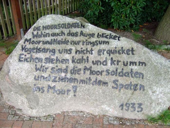 Gedenkstein am ehemaligen KZ Börgermoor mit Zeilen des Moorsoldatenliedes