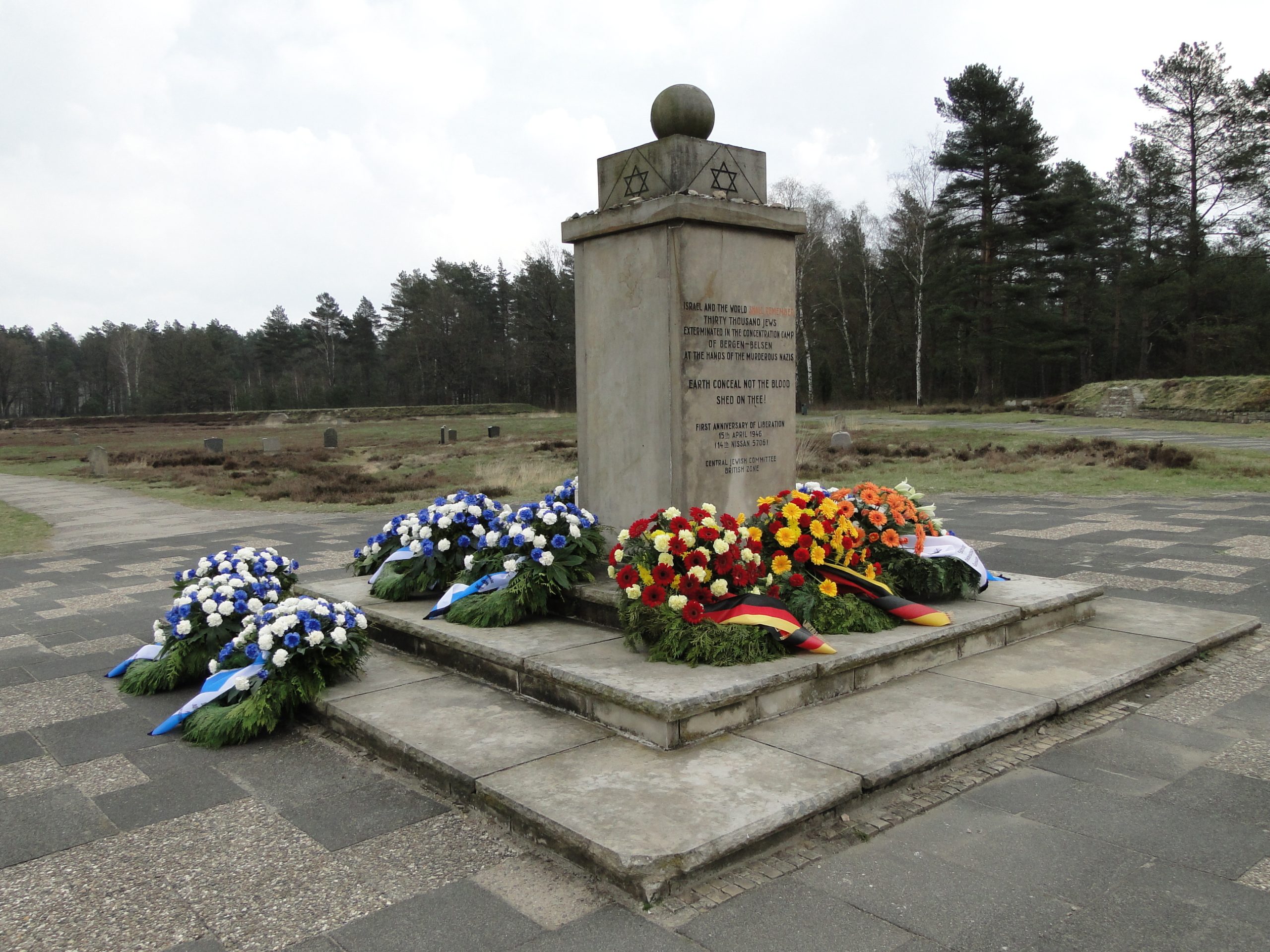 Jüdisches Mahnmal mit niedergelegten Kränzen auf dem ehemaligen Lagergelände Bergen-Belsen