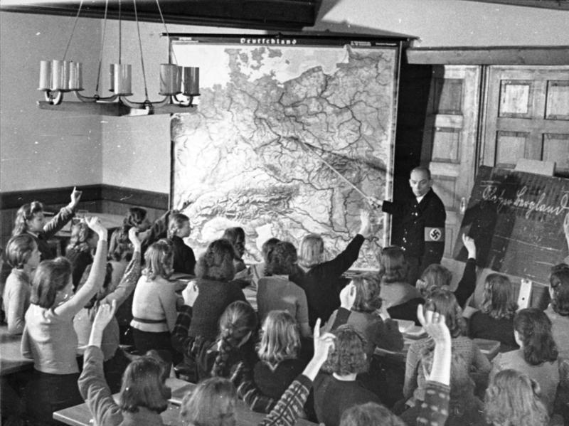 Kinderlandverschickung. KLV-Lager Berliner Kinder in Hassitz bei Glatz während der Geographiestunde in einem der Klassenräume, Oktober 1940.