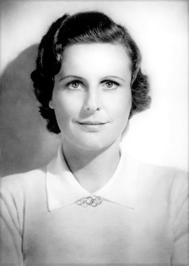 Porträt von Leni Riefenstahl (1936–1938). Diese Fotografie diente als Druck für eine Postkartenserie aus den 1930er Jahren, zu Ehren von Riefenstahl für den Propagandafilm Olympia