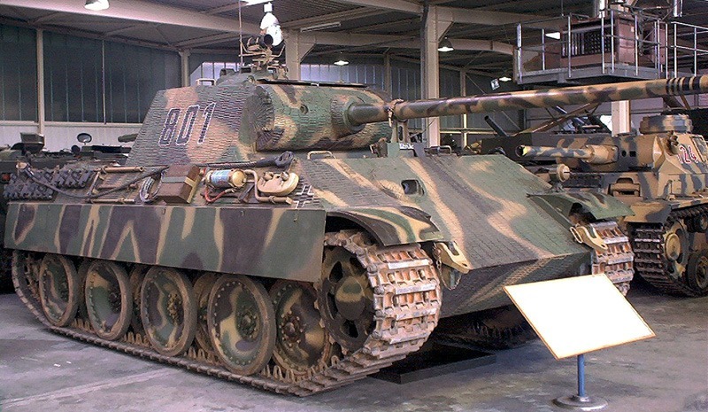 Panzerkampfwagen V Panther (Ausführung G /SdKfz 171) mit 7,5-cm-KwK 42 L/70 der derzeit besterhaltene Panther (fahrbereit) von 1985–1991 restauriert, zusätzlich aufgebracht nachgebildete Antihaftminen-Beschichtung („Zimmerit“) aktives Infrarot-Kommandanten-Fahr/Zielgerät FG 1250 installiert (Nachbildung) ausgestellt in der Wehrtechnischen Studiensammlung Koblenz