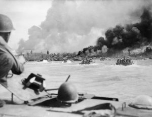 Bildunterschrift: Landung alliierter Truppen auf der indonesischen Insel Balikpapan 1945