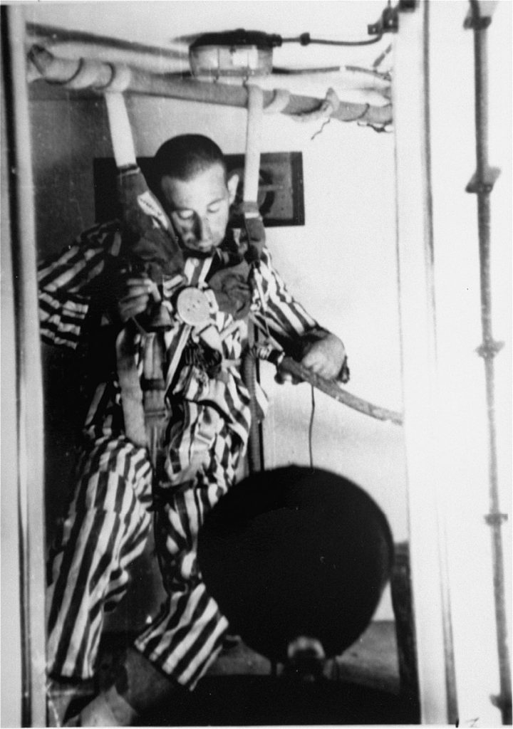 Bewusstloser Häftling bei einem Unterdruckversuch in Dachau, 1942 (Sigmund Rascher)