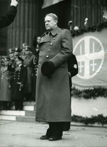Vidkun Quisling bei einer politischen Versammlung vor der Aula der Universität Oslo, unbekanntes Datum. Foto: Arkivverket, RA/PA-0750/H/0002/1010, über Flickr.