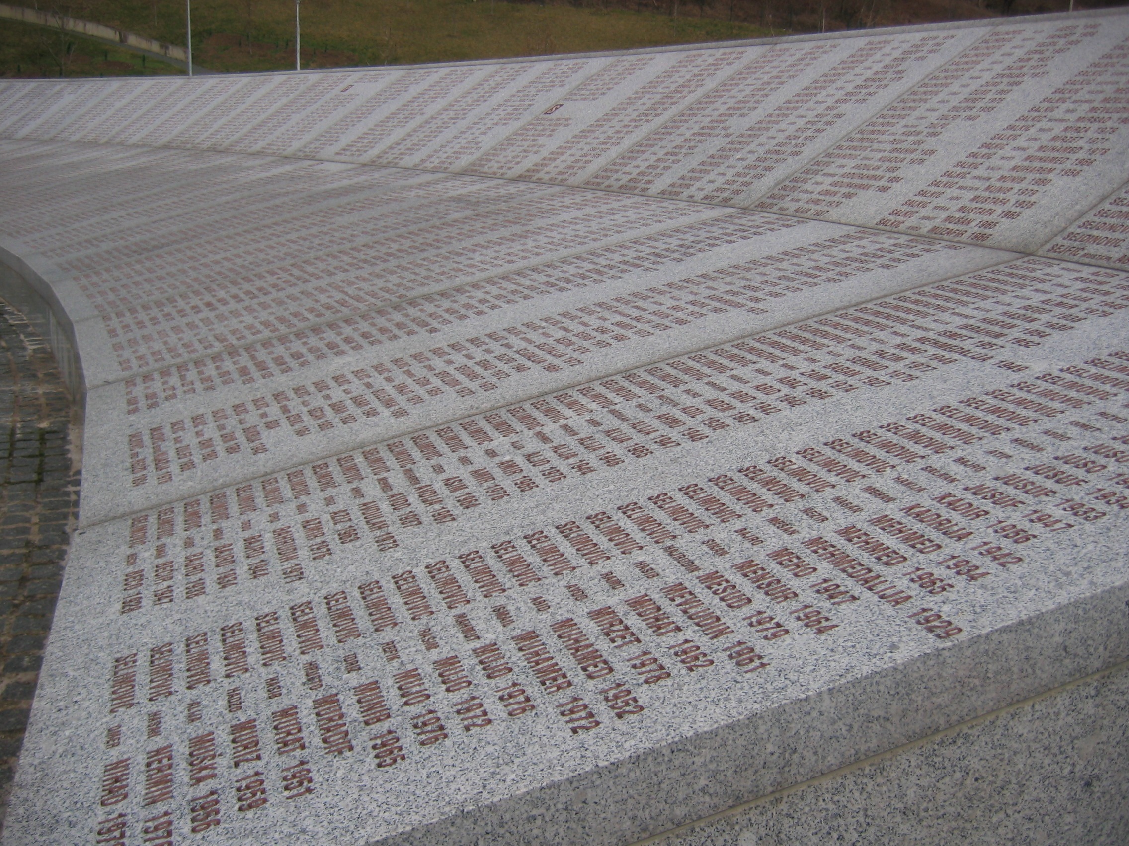 Das Massaker von Srebrenica - Auflistung der Namen von Opfern in der Gedenkstätte Potočari