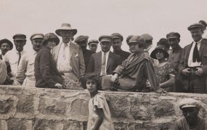 Fridtjof Nansen (mit Hut), der armenische Präsident Sako Hampartsumian (Mitte) und Vidkun Quisling (ganz rechts) mit Schaulustigen am Schirak-Kanal in Armenien, 1925. Foto: Nasjonalbiblioteket.