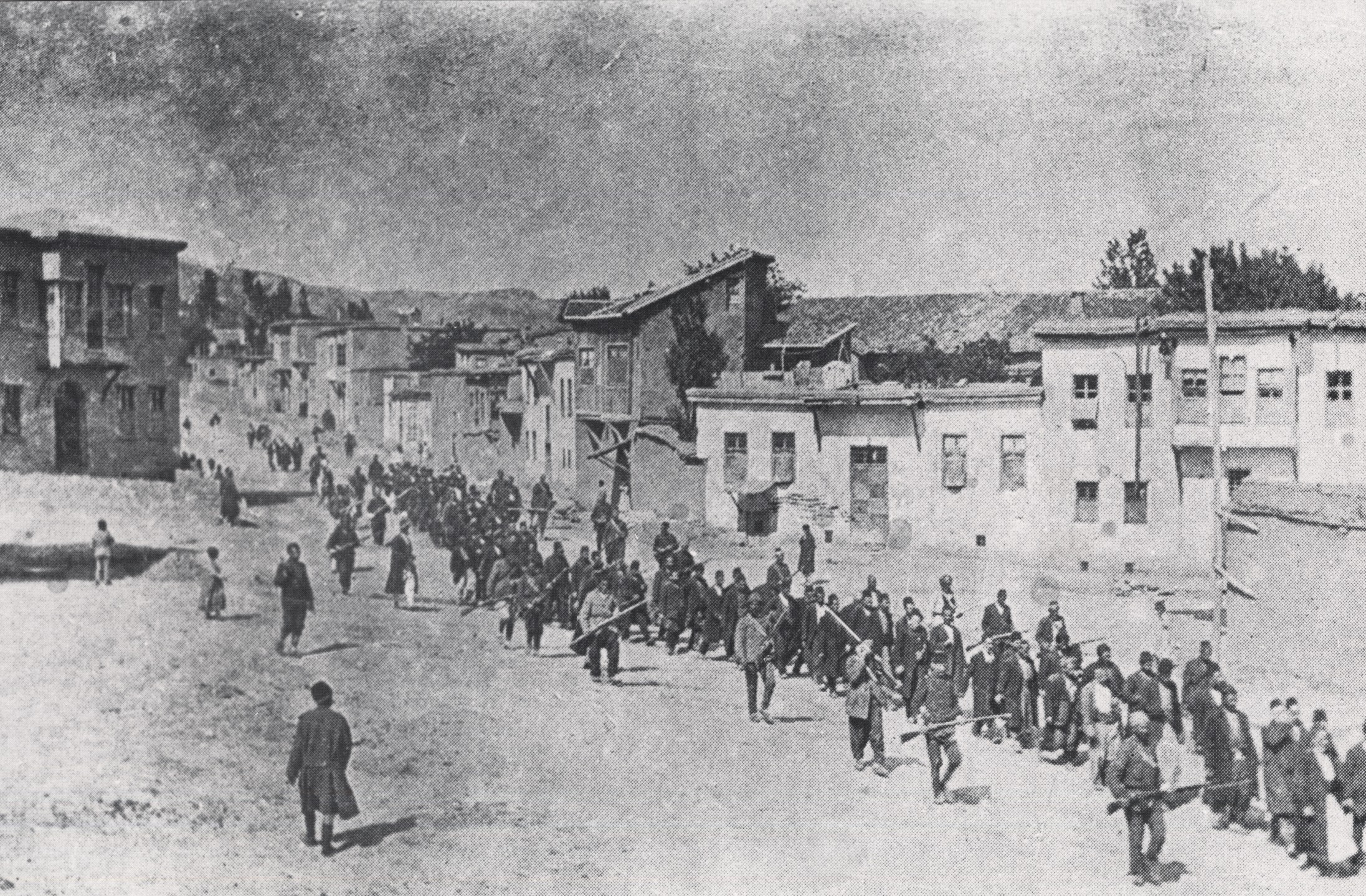 Der Völkermord Genozid an den Armeniern. Foto eines anonymen deutschen Reisenden: Armenier werden im April 1915 von osmanischen Soldaten aus Kharpert (türkisch Harput) in ein Gefangenenlager im nahen Mezireh (türkisch Elazığ) geführt.
