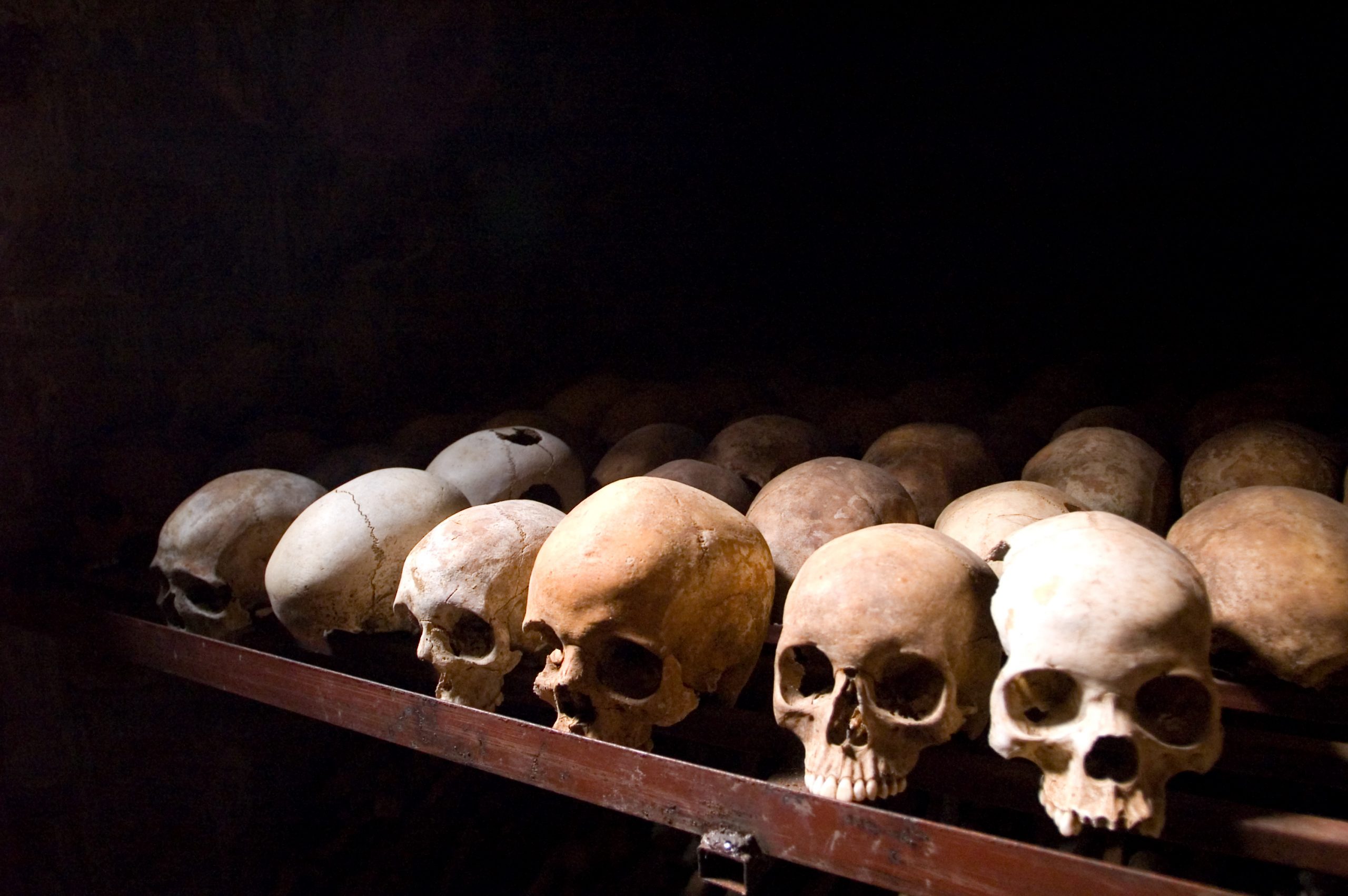 Schädel von Opfern des Völkermordes in Ruanda in der Gedenkstätte von Nyamata (2007)
