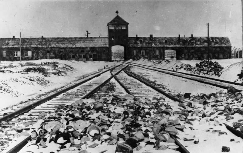 Foto vom Torhaus des KZ Auschwitz-Birkenau, Aufnahme kurz nach der Befreiung 1945. Aufnahme Stanisław Mucha