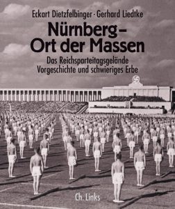 Cover » Eckart Dietzfelbinger / Gerhard Liedtke: Nürnberg − Ort der Massen. Das Reichsparteitagsgelände. Vorgeschichte und schwieriges Erbe. Ch. Links, Berlin 2004.