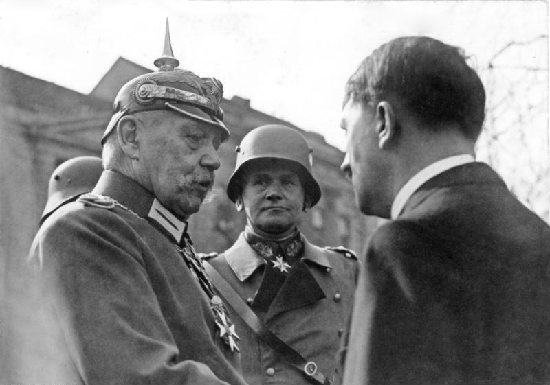 Hindenburg, Blomberg und Hitler vor der Potsdamer Garnisonkirche am 21. März 1933