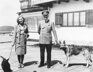Eva Braun und Adolf Hitler mit Hunden auf dem Berghof am Obersalzberg, Juni 1942.