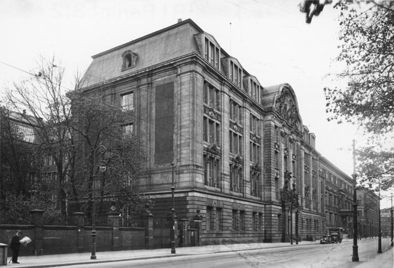 Sitz des Geheimen Staatspolizeihauptamtes (Gestapo) in Berlin SW 11, Prinz-Albrecht-Straße 8.