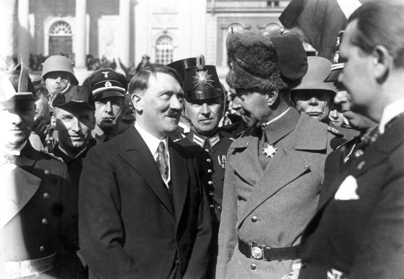 Reichskanzler Adolf Hitler und der Deutsche Kronprinz Wilhelm von Preußen im Gespräch während der Feier vor der Garnisonkirche in Potsdam 1933.