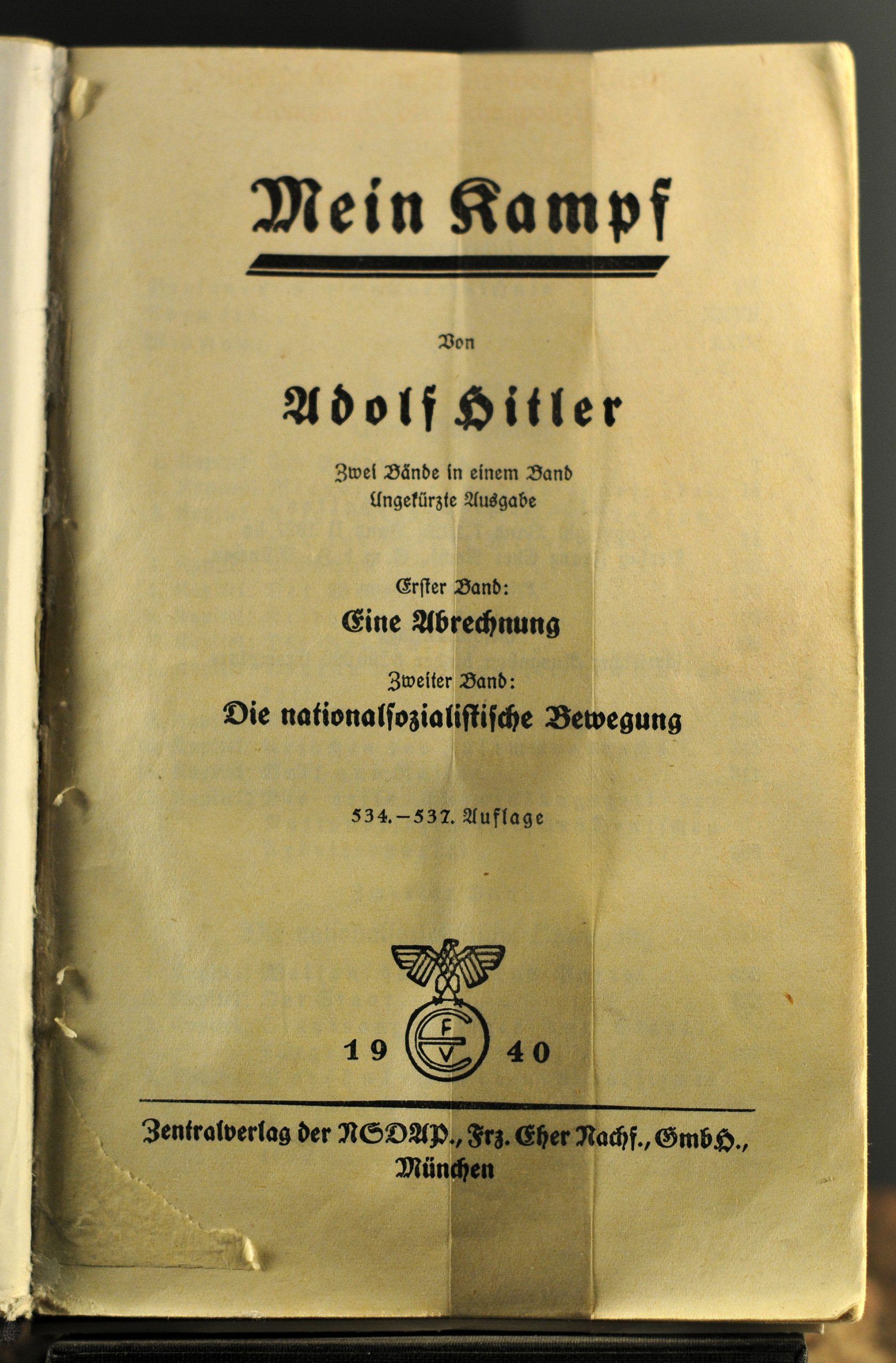 Titelblatt der Auflage von Mein Kampf 1940. Ausstellungsstück im Dokumentationszentrum Reichsparteitagsgelände in Nürnberg
