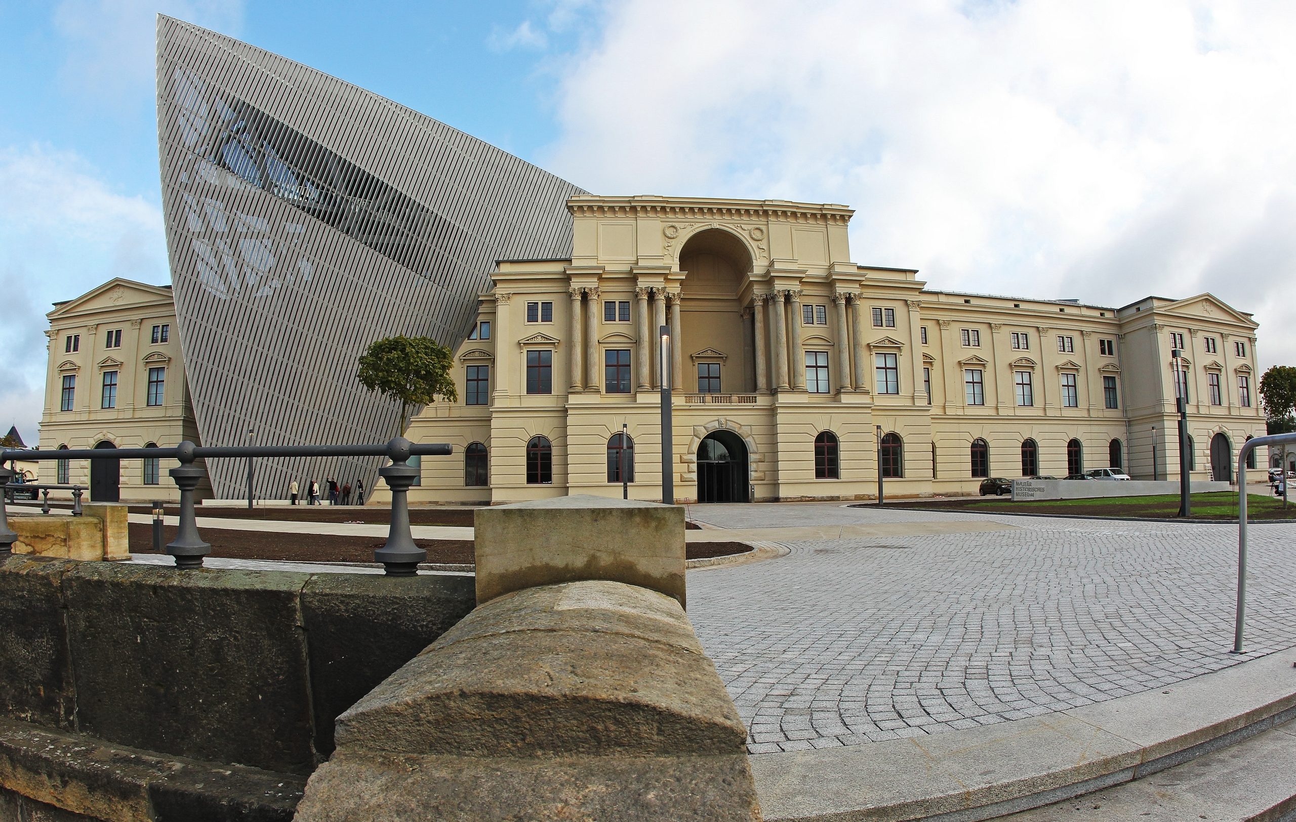 Fassade des Militärhistorischen Museums Dresden mit historischem Altbau und keilförmigem Erweiterungsbau von Daniel Libeskind.